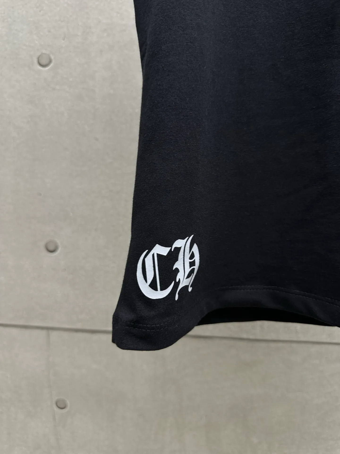 P126 #068 CHROME HEARTS 25SS women's T-shirt. Made of 220G original consistent fabric. V-neck women's waist style. The whole body is made of imported digital direct printing. Color: Black White Size: S M L